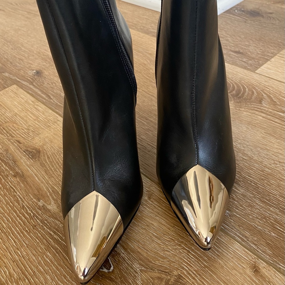 Brand New SCHUTZ Rosangela booties Size 6